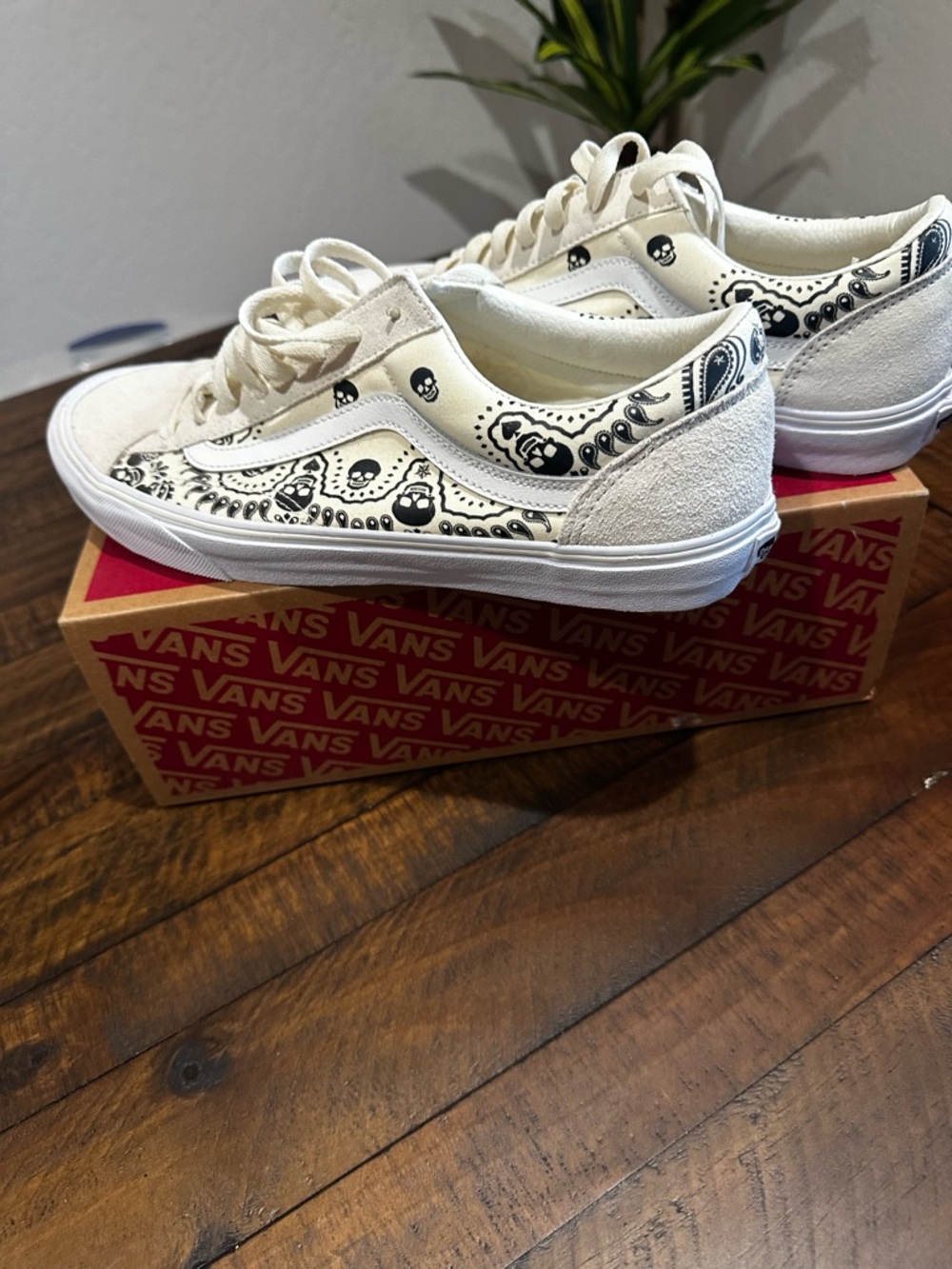 Vans Skull Bandana White Black Suede Low-Top Sneakers